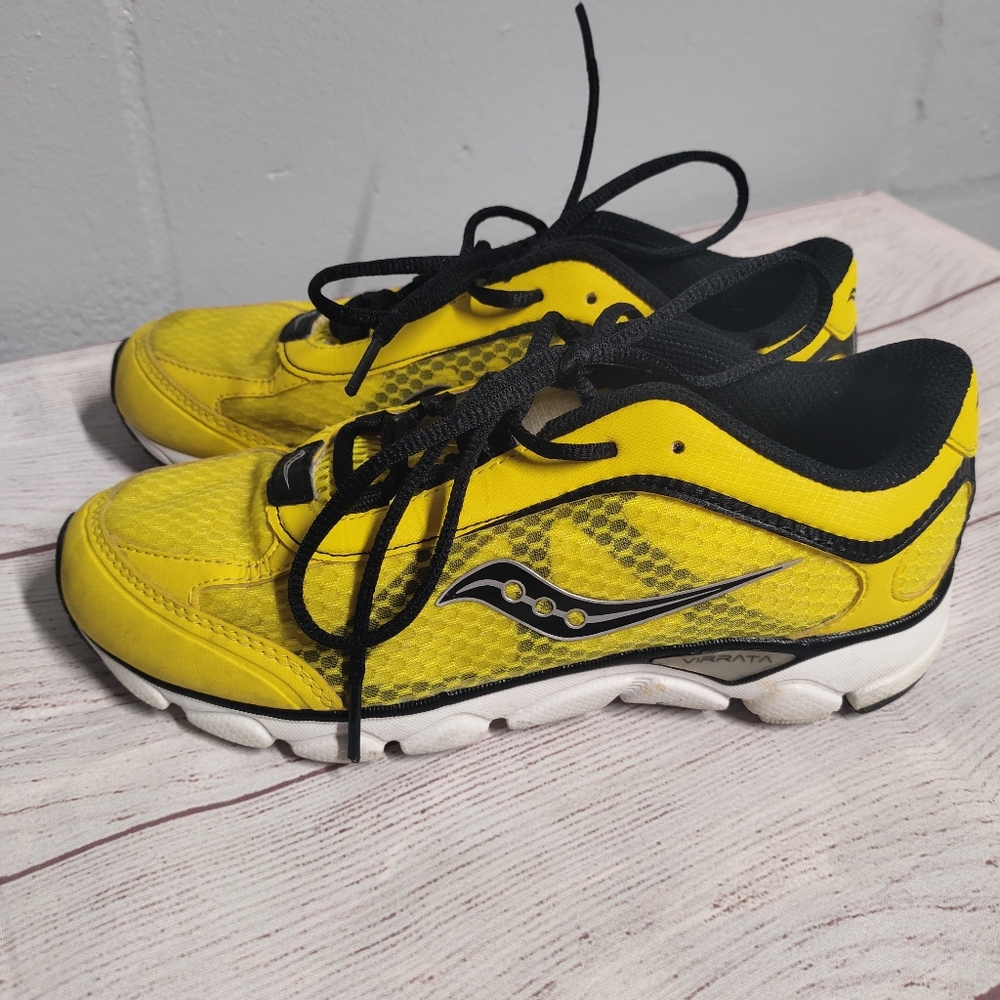 Boys yellow Saucony Virrata shoes size 3.5M